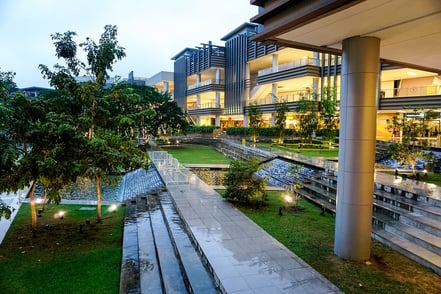 3 Ways Good Commercial Grounds Maintenance & Landscaping Can Attract Customers For Your Business